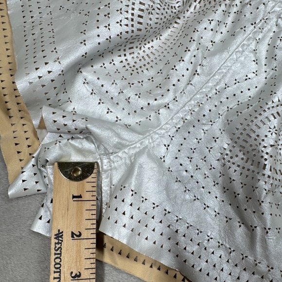 Blank NYC Faux Leather Silver Laser Cut Floral Elastic Waist Shorts Size 25 - Picture 9 of 16